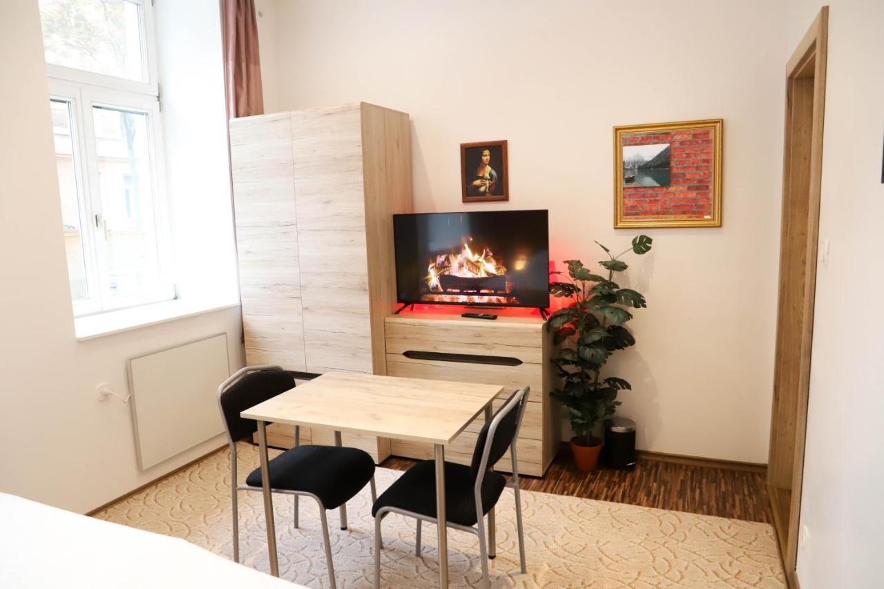 «Go West» Guest Rooms Виена Екстериор снимка